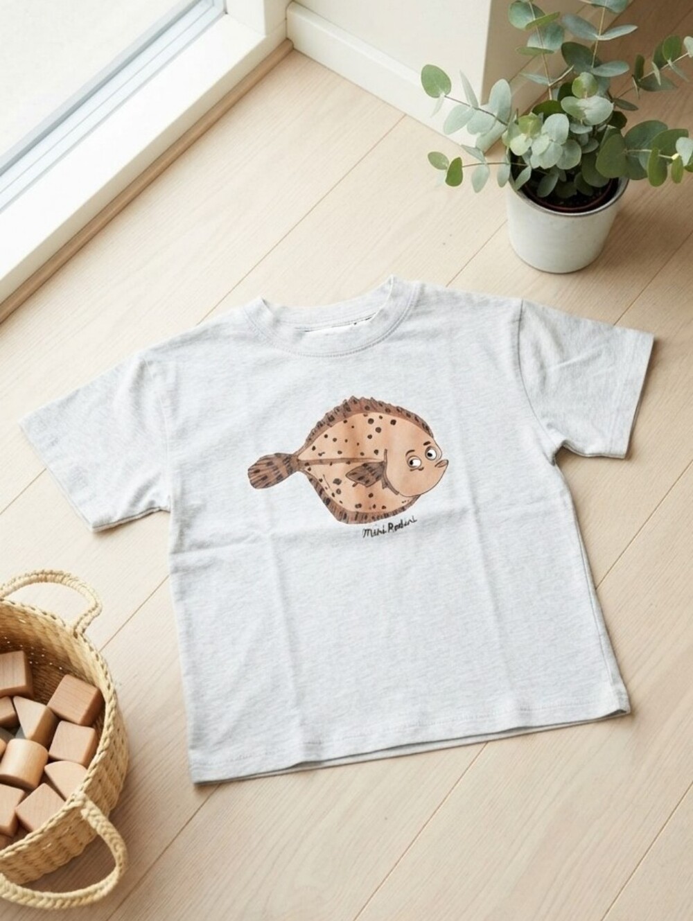 Mini Rodini Organic Cotton "Flundra" Flounder Fish Graphic T-Shirt | Size 7-9Y